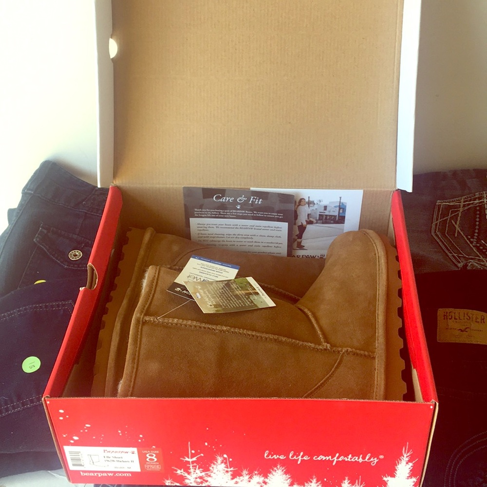 NWT Bearpaw boots